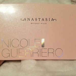 ANASTASIA NICOLE GUERRIERO GLOW KIT LTD